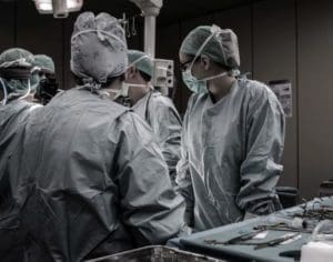 עובדי סיעוד זרים שמעסיקיהם אושפזו או נפטרו - מהן ההשלכות המשפטיות?